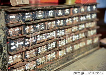 おみくじが入っている棚のイメージ 129129557