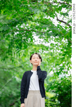 新緑の中に立つ女性 新緑の中に立つ女性 129129948