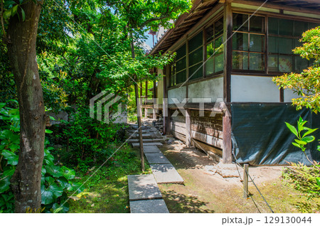 奈良県の古刹「当麻寺」 129130044