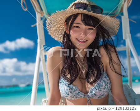 麦わら帽子の美女が微笑む南国ビーチの夏ポートレート 129132125