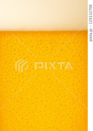 泡立つ冷たいビールのクローズアップ・黄金色の炭酸飲料 129132706
