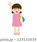 ビーチボールを持つ女の子 129133039