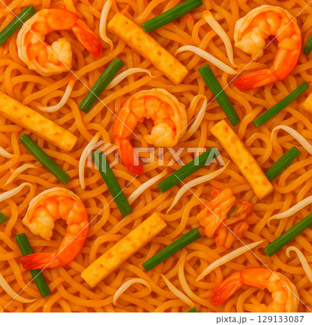 パッタイの真上からの構図・エビ入りタイ風焼きそば・鮮やかなアジアンフード 129133087