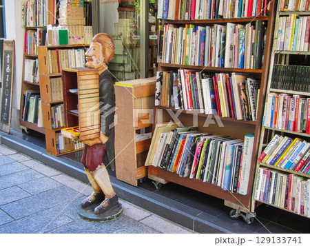 古本屋の店先 129133741
