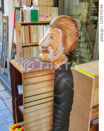 古書店街の人形 129133744