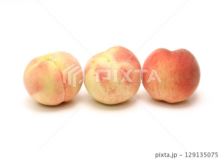 白背景の桃 129135075