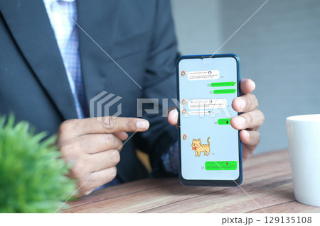 ソーシャルネットワークチャットアプリのイメージ素材 129135108