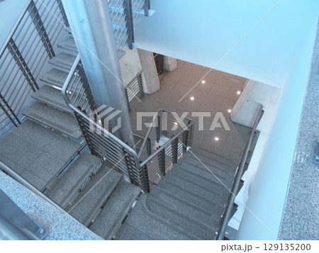 ポルトガル　ポルト　フランシスコ・サー・カルネイロ空港　ターミナルの階段 129135200