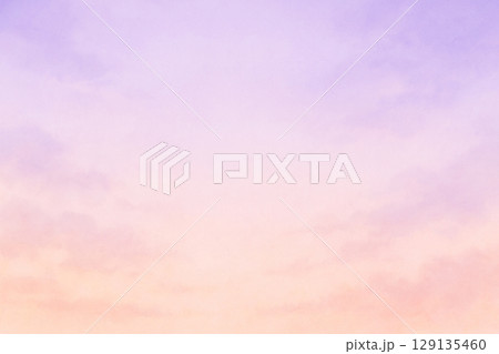 パープルとオレンジの空背景イラスト（夕焼け風） 129135460