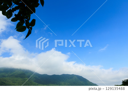 青空と雲に包まれる山並み 青空と雲に包まれる山並み 129135488