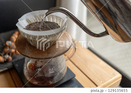 ホットコーヒーをハンドドリップで淹れる ホットコーヒーをハンドドリップで淹れる 129135655
