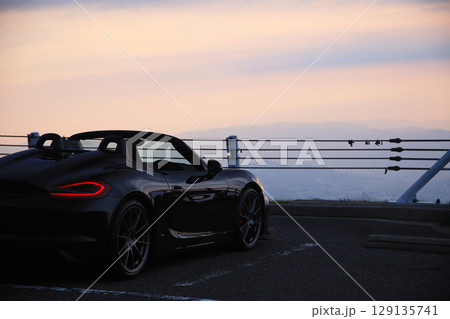 ツヤツヤの黒いオープンカー 129135741