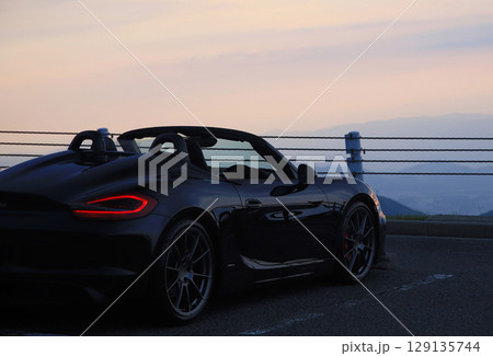 ツヤツヤの黒いオープンカー 129135744