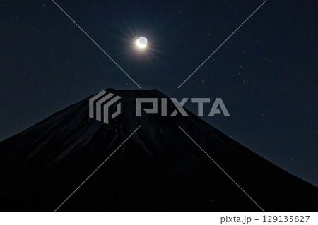 竜ヶ岳から見る明け方の月と富士山 129135827