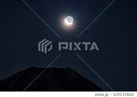 竜ヶ岳から見る明け方の月と富士山 129135828