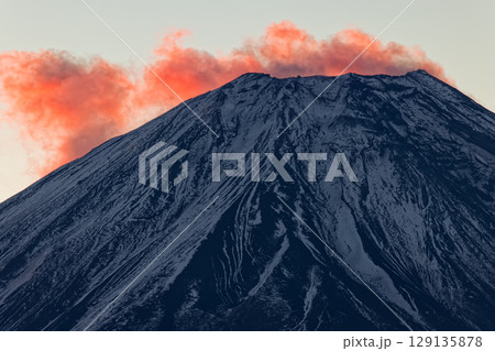 竜ヶ岳から見る雪煙上がる夜明けの富士山 129135878