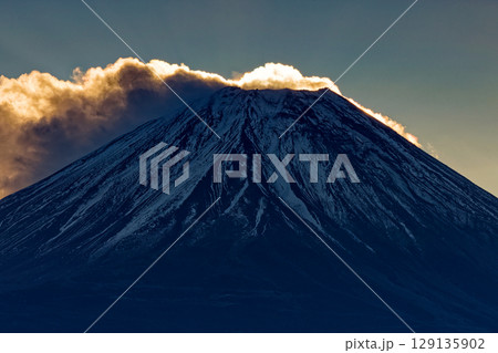 竜ヶ岳から見る夜明けの富士山 129135902