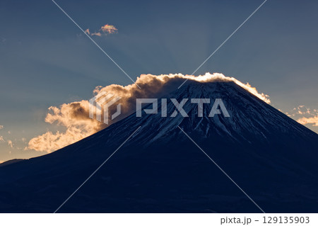 竜ヶ岳から見る夜明けの富士山 竜ヶ岳から見る夜明けの富士山 129135903