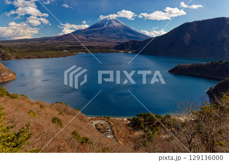中之倉展望台から見る本栖湖と富士山 129136000