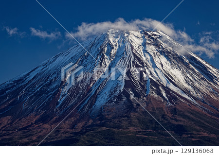 パノラマ台から見る雪煙上がる初冬の富士山山頂 129136068