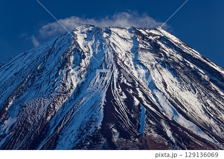 パノラマ台から見る雪煙上がる初冬の富士山山頂 129136069