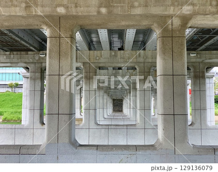 合わせ鏡のような橋脚パターン〈殿橋の下/愛知県岡崎市〉 合わせ鏡のような橋脚パターン〈殿橋の下/愛知県岡崎市〉 129136079