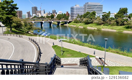 東岡崎駅ペデストリアンデッキから臨む街並み〈乙川河川緑地(明代橋・桜城橋上流左岸)/愛知県岡崎市〉 129136082