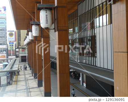 大庇と列柱と提灯で構成された長野駅善光寺口 129136091