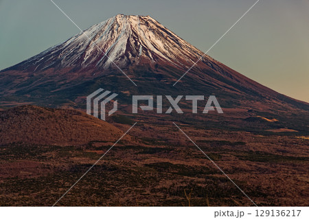 パノラマ台から見る夕暮れの富士山 パノラマ台から見る夕暮れの富士山 129136217