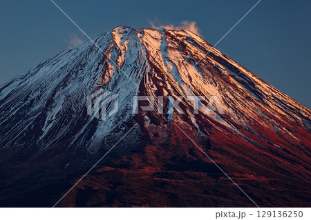 パノラマ台から見る夕照の富士山山頂 129136250