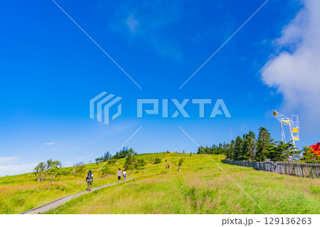 【長野県】美ヶ原高原・牛伏山遊歩道を歩く人達 129136263