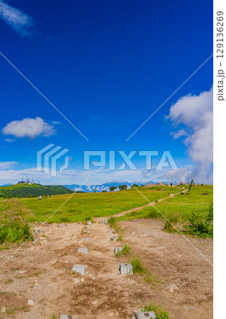 【長野県】美ヶ原高原・牛伏山遊歩道を歩く人達 129136269