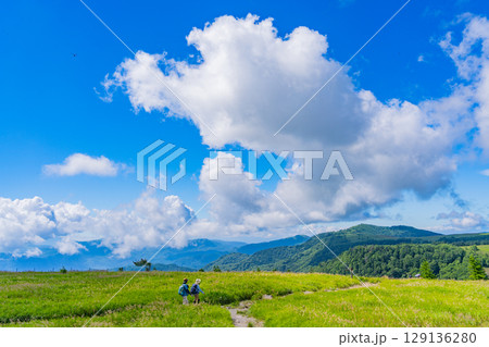 【長野県】美ヶ原高原・牛伏山遊歩道を歩く人達 129136280