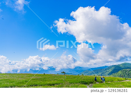 【長野県】美ヶ原高原・牛伏山遊歩道を歩く人達 129136281