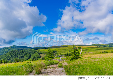 【長野県】美ヶ原高原・牛伏山遊歩道を歩く人達 129136283