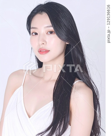 柔らかな光に包まれた、美白肌が際立つ若い日本人女性のクローズアップポートレート 129136616