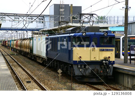 EF64-1000電気機関車が牽引する… コンテナ貨物列車 129136808