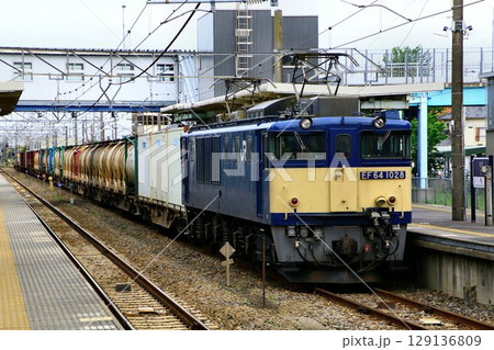 EF64-1000電気機関車が牽引する… コンテナ貨物列車 129136809