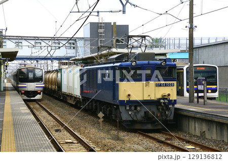 EF64-1000電気機関車が牽引する… コンテナ貨物列車 129136812