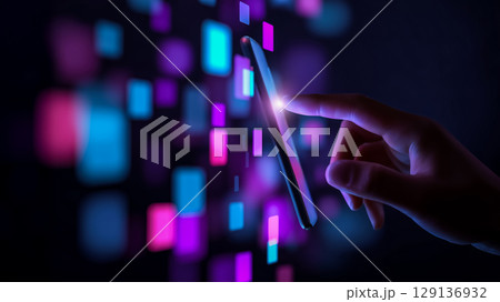 近接した手が現代のタッチスクリーンデバイスを操作 129136932