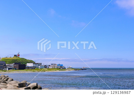 6月の青空広がる宗谷岬と宗谷港の海岸風景 129136987