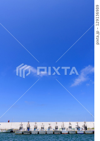 6月の青空広がる宗谷岬と宗谷港の海岸風景 6月の青空広がる宗谷岬と宗谷港の海岸風景 129136989