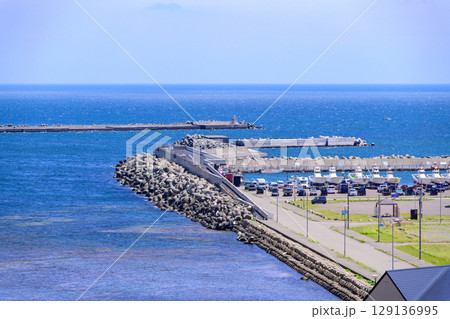 6月の青空広がる宗谷岬と宗谷港の海岸風景 6月の青空広がる宗谷岬と宗谷港の海岸風景 129136995