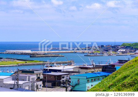 6月の青空広がる宗谷岬と宗谷港の海岸風景 6月の青空広がる宗谷岬と宗谷港の海岸風景 129136999