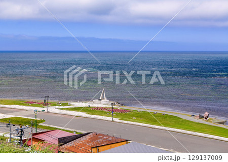 6月の青空広がる宗谷岬と宗谷港の海岸風景 6月の青空広がる宗谷岬と宗谷港の海岸風景 129137009