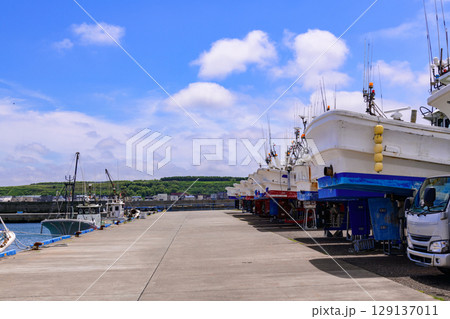 6月の青空広がる宗谷岬と宗谷港の海岸風景 129137011