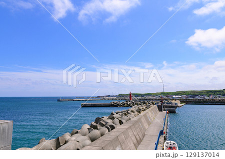 6月の青空広がる宗谷岬と宗谷港の海岸風景 6月の青空広がる宗谷岬と宗谷港の海岸風景 129137014