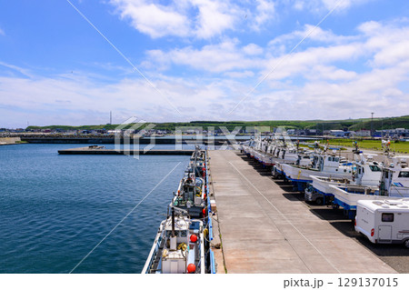 6月の青空広がる宗谷岬と宗谷港の海岸風景 6月の青空広がる宗谷岬と宗谷港の海岸風景 129137015