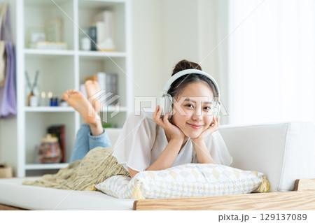 リビングでくつろぐ若い女性 129137089