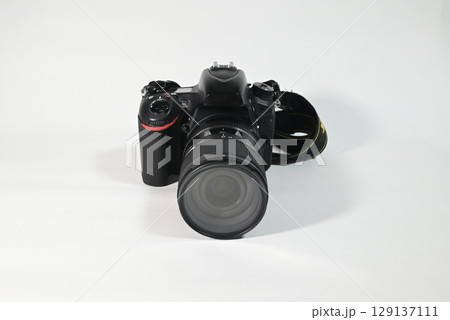 デジタル一眼レフカメラと高倍率ズームレンズのセット 129137111